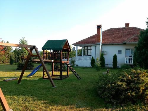 Otroško igrišče poleg nastanitve Apartmani Ćosić