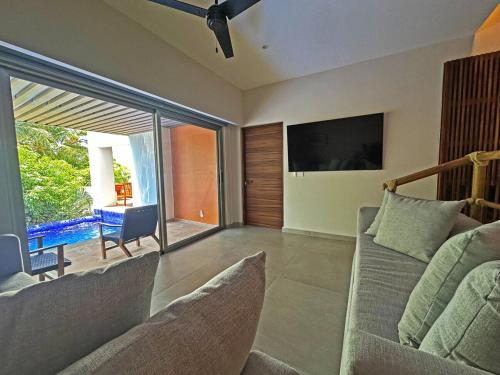 TV a/nebo společenská místnost v ubytování Beachfront condo with private pool & fast internet