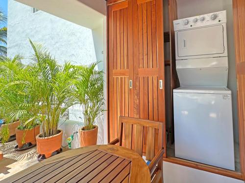 Kuchyň nebo kuchyňský kout v ubytování Beachfront condo with private pool & fast internet