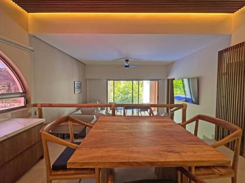 Posezení v ubytování Beachfront condo with private pool & fast internet