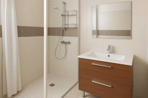 une salle de bain avec un lavabo et une douche dans l'établissement La Coloc des Floralies - CHAMBRE CHEZ L'HABITANT - Plage des Demoiselles - Proximité Noirmoutier - Sud Nantes, à Saint-Jean-de-Monts