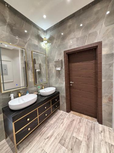 a bathroom with two sinks and a large mirror at A big house -Isteraha- in Malham