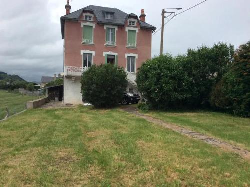 Maison confortable à Allanche avec jardin et barbecue