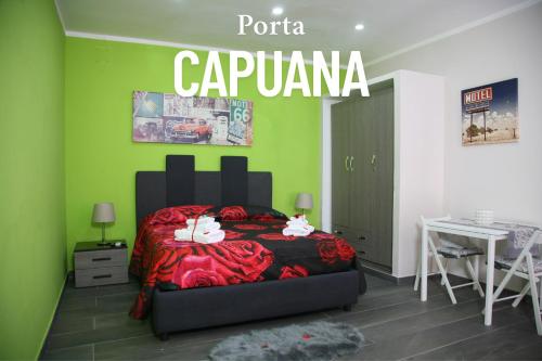 Un dormitorio con una cama y una pared verde. en Locazione Ciampa, en Nápoles