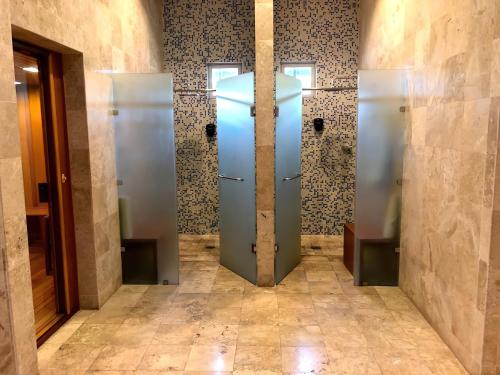 a bathroom with three elevators in a wall at Departamento Mayan Lakes T6 - Albercas, club de playa, tenis, pádel y más in Acapulco