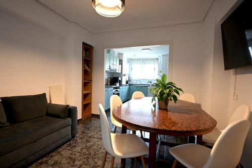salon ze stołem i kanapą w obiekcie Playa Bonita Apartment w mieście Puerto de Sagunto
