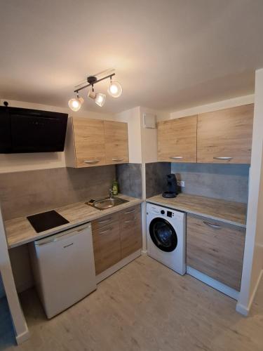 une cuisine avec un lave-linge et un lave-linge dans l'établissement La vie est une aventure, à Talmont-Saint-Hilaire