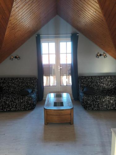 un salon avec deux canapés et une table basse dans l'établissement La vie est une aventure, à Talmont-Saint-Hilaire