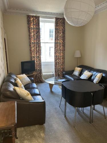 Foto Central, Cafe society around the corner, Barony Street Apartment 1