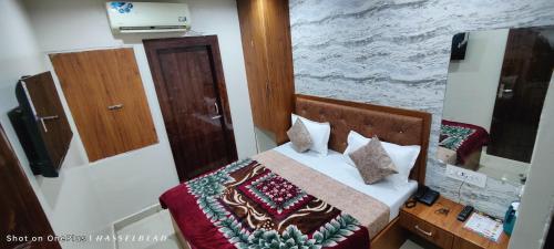 a bedroom with a bed with a wooden headboard at Hotel Siddhi Vinayak in Jodhpur