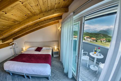 Säng eller sängar i ett rum på Rainbow Holiday Apartments Lake Como
