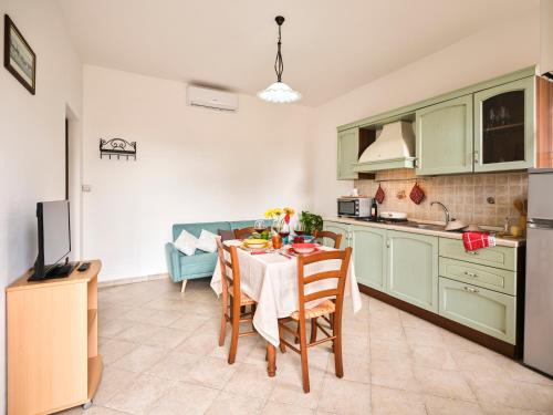 a kitchen with a table and chairs in a kitchen at Casa Vacanze Santa Caterina in Asciano