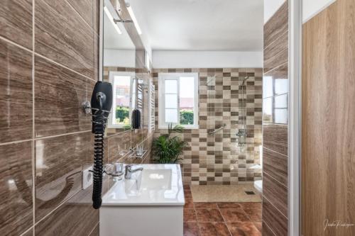 Koupelna v ubytování Casa Onelia, 2 bedroom modern oasis, good location