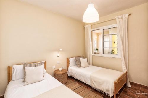 Postel nebo postele na pokoji v ubytování Casa Onelia, 2 bedroom modern oasis, good location