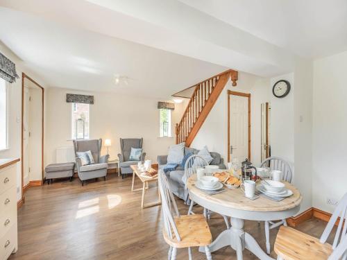 una sala da pranzo e un soggiorno con tavolo e sedie di The Granary a Tetford
