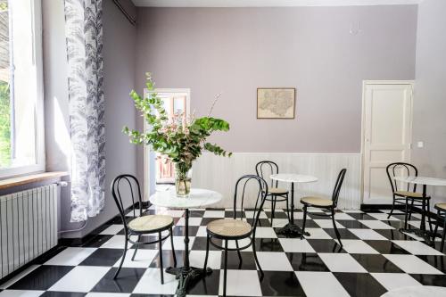 拉聂田园酒店的一间位于 ⁇ 板楼层的带桌椅的房间