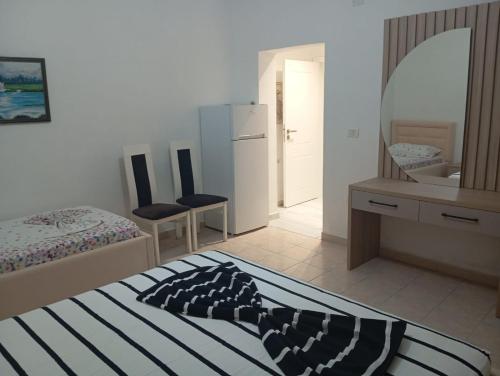 Postel nebo postele na pokoji v ubytování Durres Beach Rooms