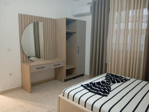 Postel nebo postele na pokoji v ubytování Durres Beach Rooms