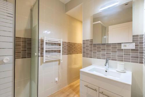 une salle de bain avec un lavabo et une douche dans l'établissement Jean Jaurès - 2 pièces au pied du métro, à Toulouse