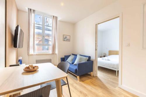 un salon avec une table à manger et une chambre dans l'établissement Jean Jaurès - 2 pièces au pied du métro, à Toulouse