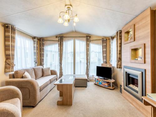 ein Wohnzimmer mit Sofa und Fernseher in der Unterkunft Coastal Retreat in Ilfracombe