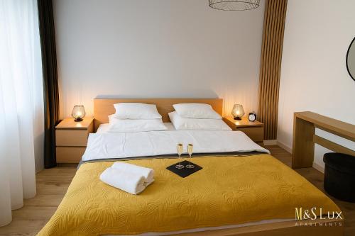 Postel nebo postele na pokoji v ubytování M&S Lux Apartments Pojezierska - Balkon z widokiem, klimatyzacja i blisko Manufaktury