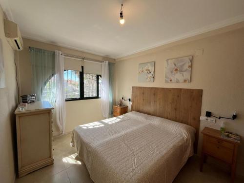 アヤモンテにあるHabitación Conde - terraza y baño privadoのベッドと窓のある寝室