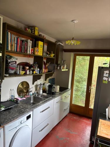 une cuisine avec un évier et un plan de travail dans l'établissement La Tranquilité, à Saint-Didier-sur-Arroux