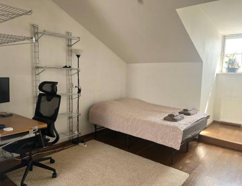 Un dormitorio con una cama, un escritorio y una silla. en Old Town Studio Self Check-in, en Tallin