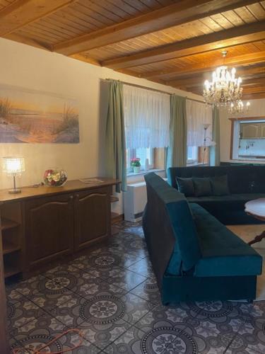 una sala de estar con un sofá y una mesa en Ferienwohnung, en Rheinsberg