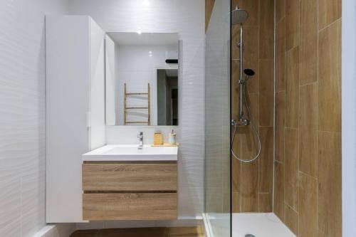 une salle de bain avec un lavabo et une douche dans l'établissement Elegant et lumineux 3 pieces Avenue Jean Medecin, à Nice