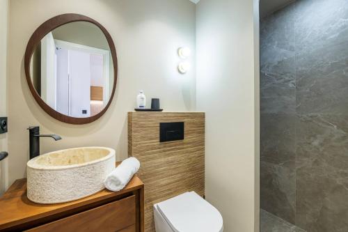 une salle de bain avec un lavabo et un miroir dans l'établissement Magnifique studio boulevard Gambetta - B, à Nice