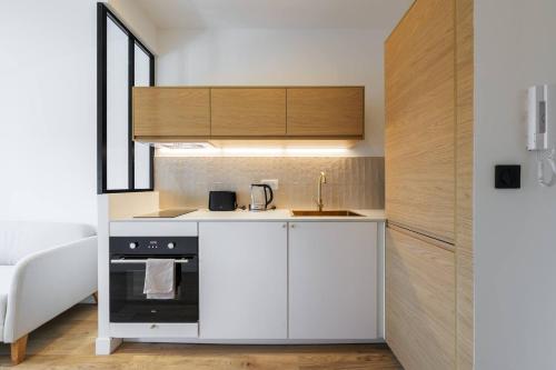 une cuisine avec un évier et une cuisinière dans l'établissement Magnifique studio boulevard Gambetta - B, à Nice