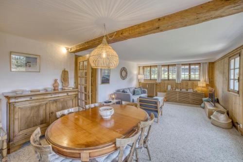 une salle à manger avec une table et des chaises en bois dans l'établissement Megève 4 seasons apartment, à Megève