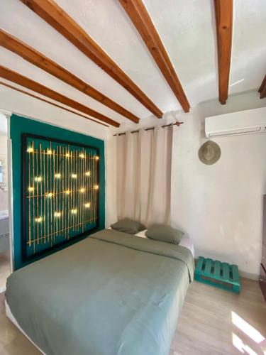 - une chambre avec un lit et une fenêtre éclairée dans l'établissement Joli appartement avec jardin, à Cannes
