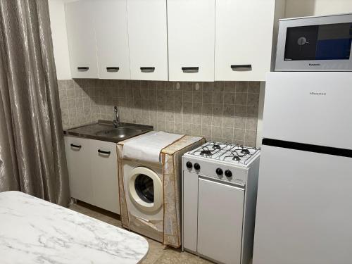 a kitchen with a stove and a washing machine at Ottaviano B&B con cucina in Reggio Calabria