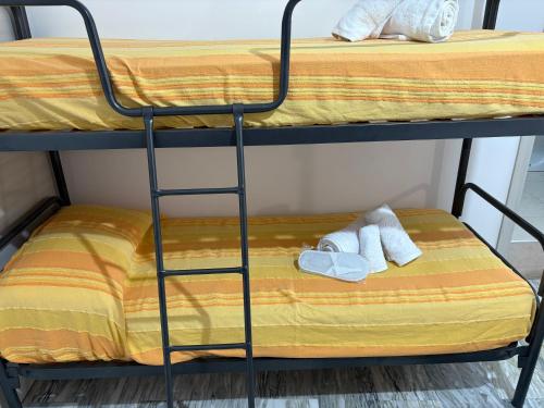 a bunk bed with two towels on the bottom bunk at Ottaviano B&B con cucina in Reggio Calabria