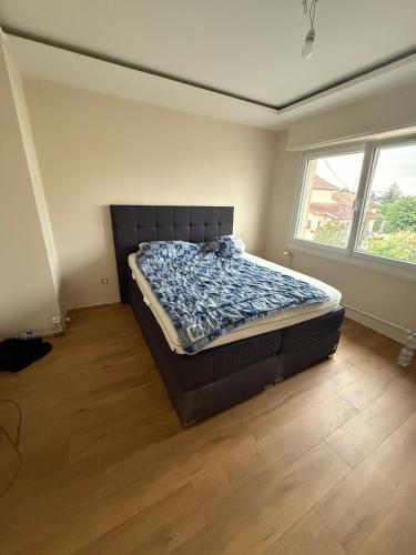 une chambre avec un lit dans une pièce dans l'établissement Private Room Near Basel, à Huningue