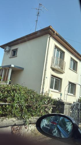 un rétroviseur latéral d'une voiture devant une maison dans l'établissement Private Room Near Basel, à Huningue