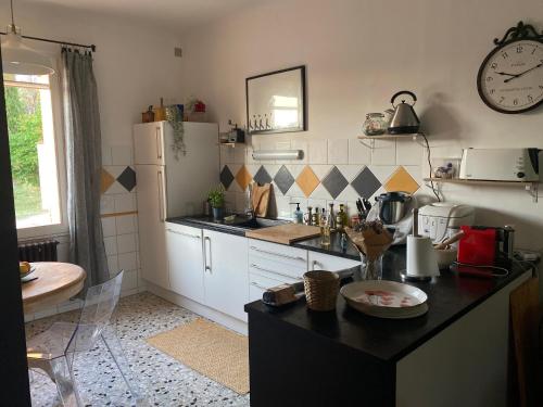 une cuisine avec un réfrigérateur et un plan de travail dans l'établissement Mas en Provence, à Graveson