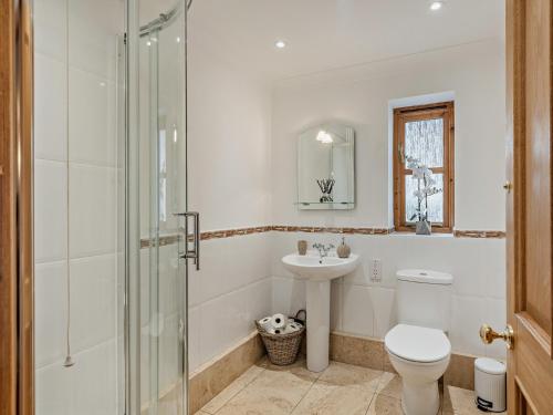 Ένα μπάνιο στο 4 Bed in Lloc 92687