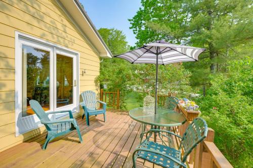 Κήπος έξω από το 1 Mi to Main St Charming Elsworth Home with Yard!