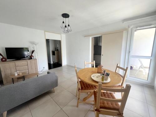 un salon avec une table et un canapé dans l'établissement Annecy - Bright & renovated 3-room apartment, à Annecy