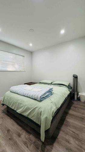 a bedroom with a large bed in a room at Cozoro 3 BEDROOMS Centre Vancouver in Vancouver