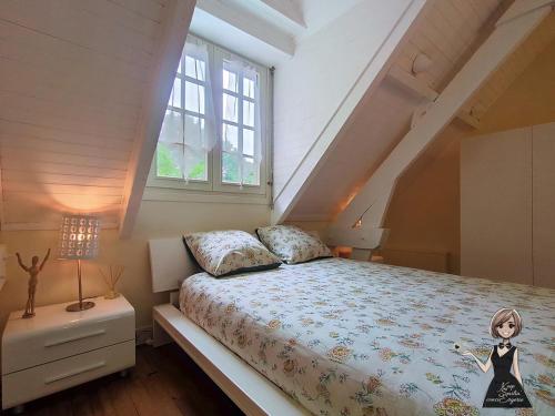 ein Schlafzimmer mit einem Bett und einem Fenster in der Unterkunft La Roquetière, Domaine Paradisiaque pour 12 personnes in Ledeuix