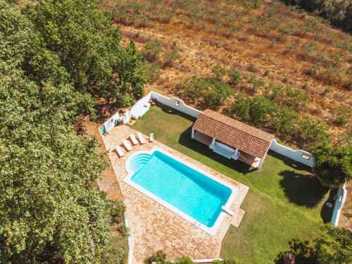 an overhead view of a swimming pool in a yard at Cá Ficamos - T1 Hortacasa Portugal in Santiago do Cacém