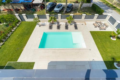 an overhead view of a swimming pool in a yard at Keszeg Villa Zamárdi in Zamárdi