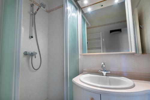 une salle de bain avec un lavabo et une douche dans l'établissement Spacieux appartement au calme proche de la mer, à Toulon