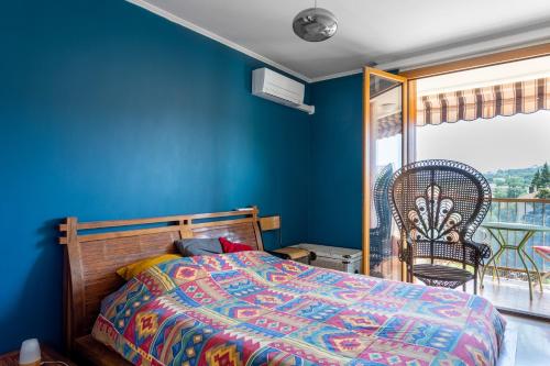 - une chambre avec un lit aux murs bleus et un balcon dans l'établissement Spacieux appartement au calme proche de la mer, à Toulon