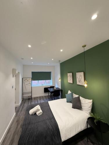 En eller flere senge i et værelse på Westfield Shopping Studios - 129 - Chic City Escape